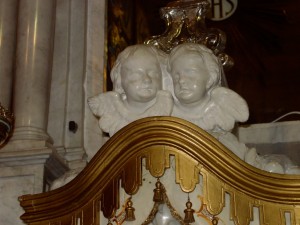 chiesa altare putti